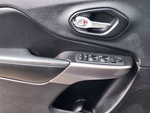 Used 2019 Jeep Cherokee Latitude w/ Popular Appearance Group FWD image 18