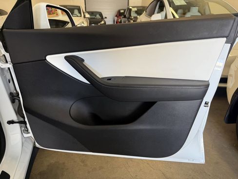 Used 2021 Tesla Model Y Long Range AWD/4WD image 29