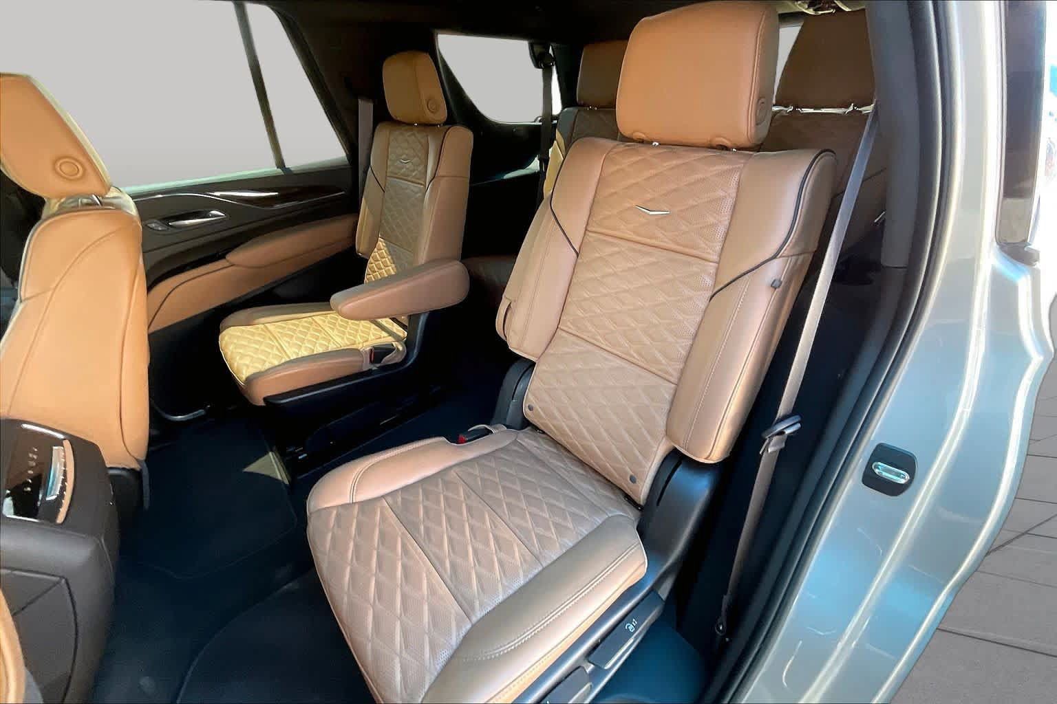 Used 2024 Cadillac Escalade Premium Luxury w/ Performance Package AWD/4WD image 40