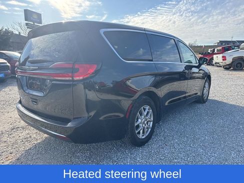 Used 2023 Chrysler Pacifica Touring-L image 3