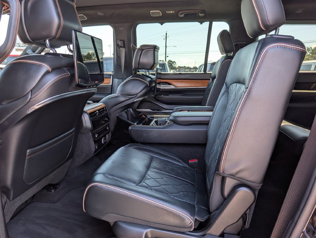 Used 2024 Jeep Grand Wagoneer L Series III w/ Rear Seat Video Group 1 AWD/4WD image 18
