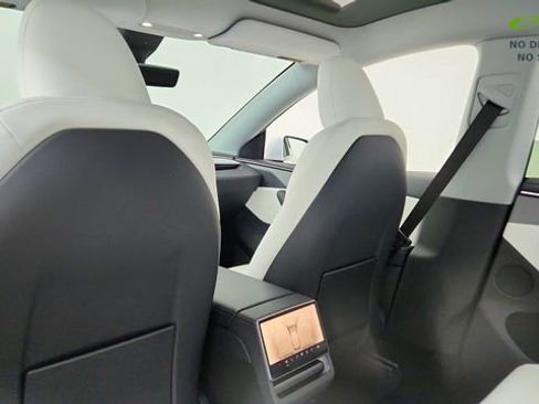 Used 2026 Tesla Model Y Long Range RWD image 29