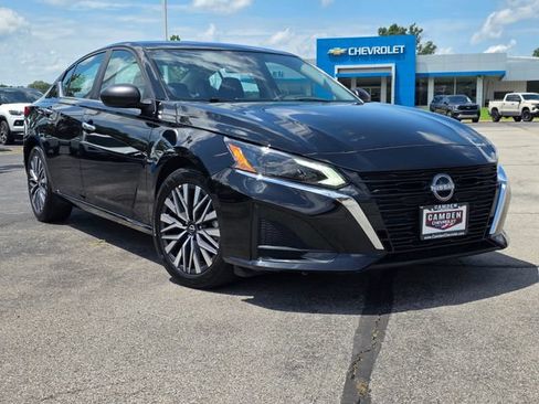 Used 2025 Nissan Altima 2.5 SV FWD image 2