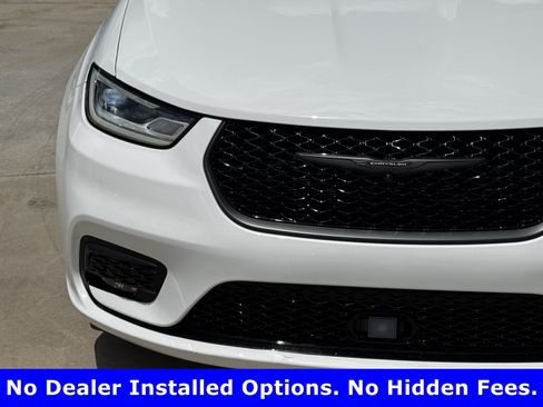 Used 2025 Chrysler Pacifica Limited FWD image 6