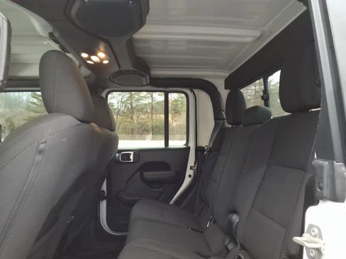 Used 2023 Jeep Gladiator Sport image 9