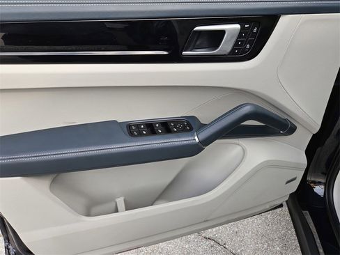 Used 2022 Porsche Cayenne image 14