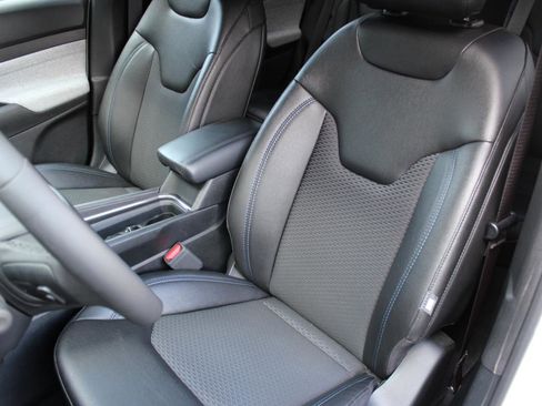 Used 2024 Jeep Compass Latitude AWD/4WD image 13