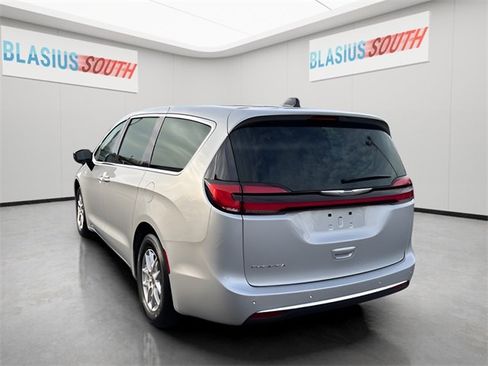 Used 2024 Chrysler Pacifica Touring-L image 5