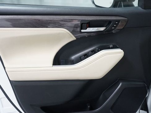 Used 2024 Toyota Highlander Limited image 33