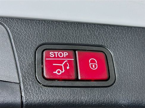 Used 2020 Mercedes-Benz GLB 250 4MATIC w/ Premium Package image 29