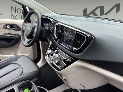 Used 2024 Chrysler Pacifica Touring-L FWD image 31