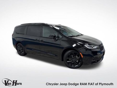 Used 2025 Chrysler Pacifica Limited image 1