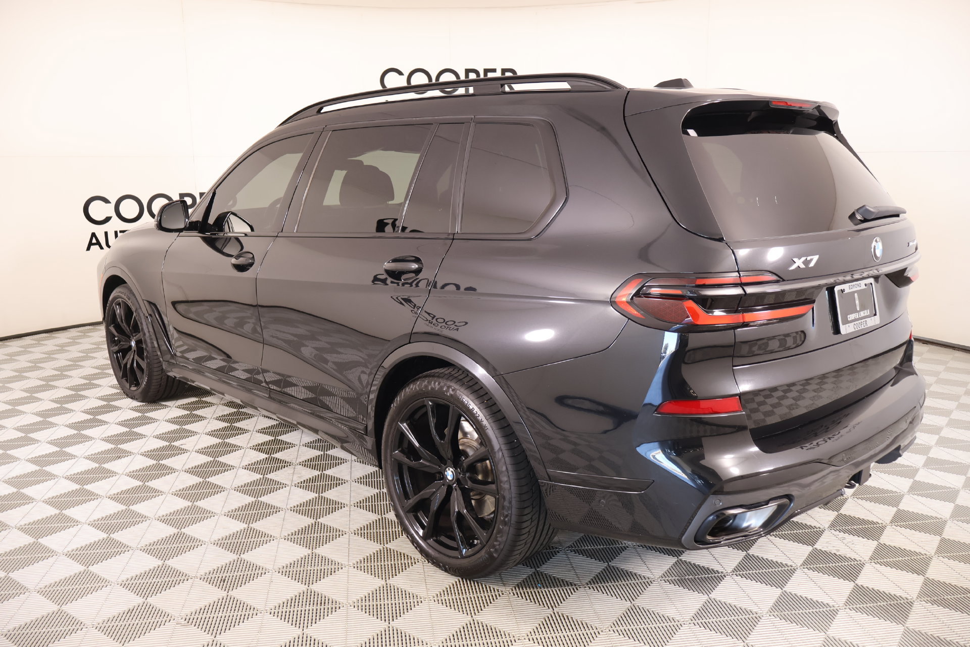 Used 2024 BMW X7 xDrive40i w/ M Sport Package AWD/4WD image 25