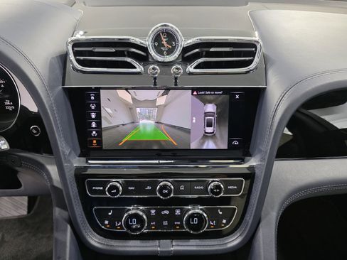 Used 2021 Bentley Bentayga AWD/4WD image 17