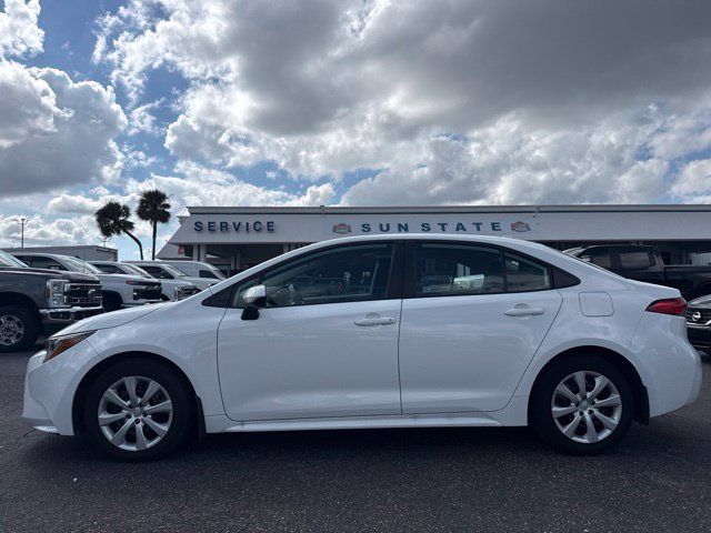 Used 2025 Toyota Corolla LE FWD image 2