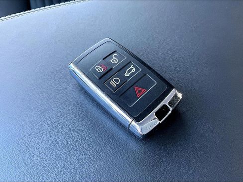 Used 2024 Land Rover Discovery Metropolitan Edition image 10