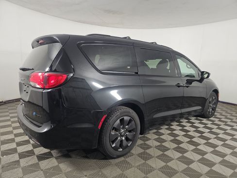 Used 2020 Chrysler Pacifica Touring-L w/ S Appearance Package FWD image 2