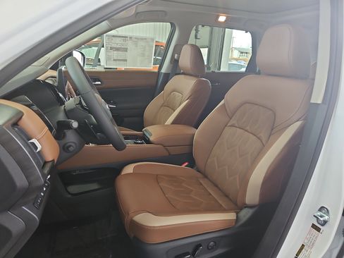 New 2026 Nissan Pathfinder Platinum image 9