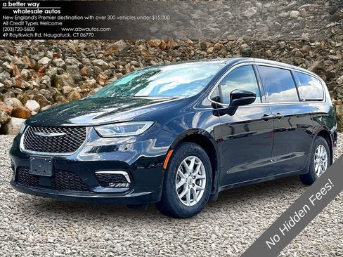 Used 2023 Chrysler Pacifica Touring-L FWD image 1