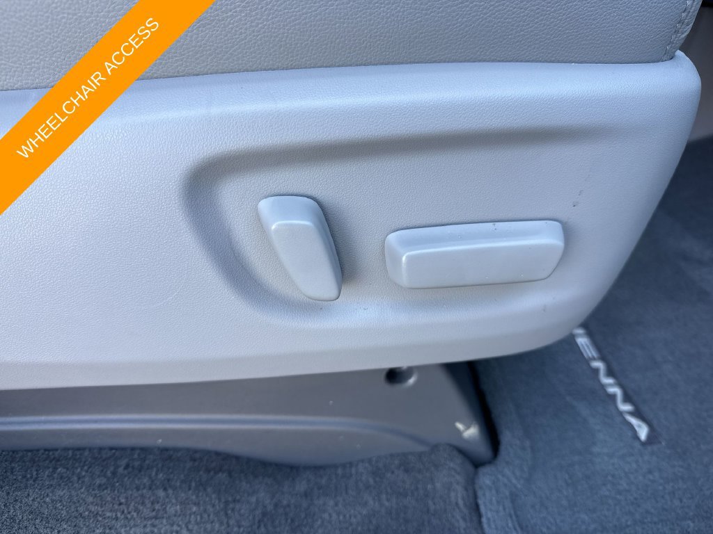 Used 2017 Toyota Sienna XLE Premium FWD image 40