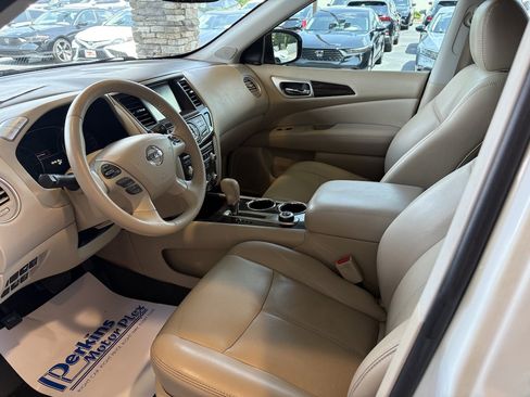 Used 2015 Nissan Pathfinder SL w/ SL Tech Package FWD image 2