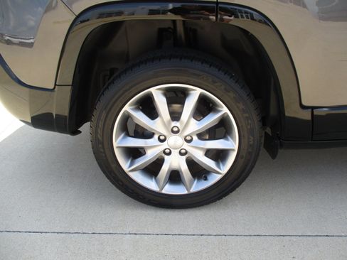Used 2018 Jeep Cherokee Latitude FWD image 9