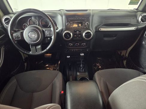 Used 2018 Jeep Wrangler Unlimited Sahara w/ Connectivity Group AWD/4WD image 26