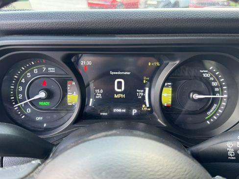 Used 2025 Jeep Wrangler Willys AWD/4WD image 32