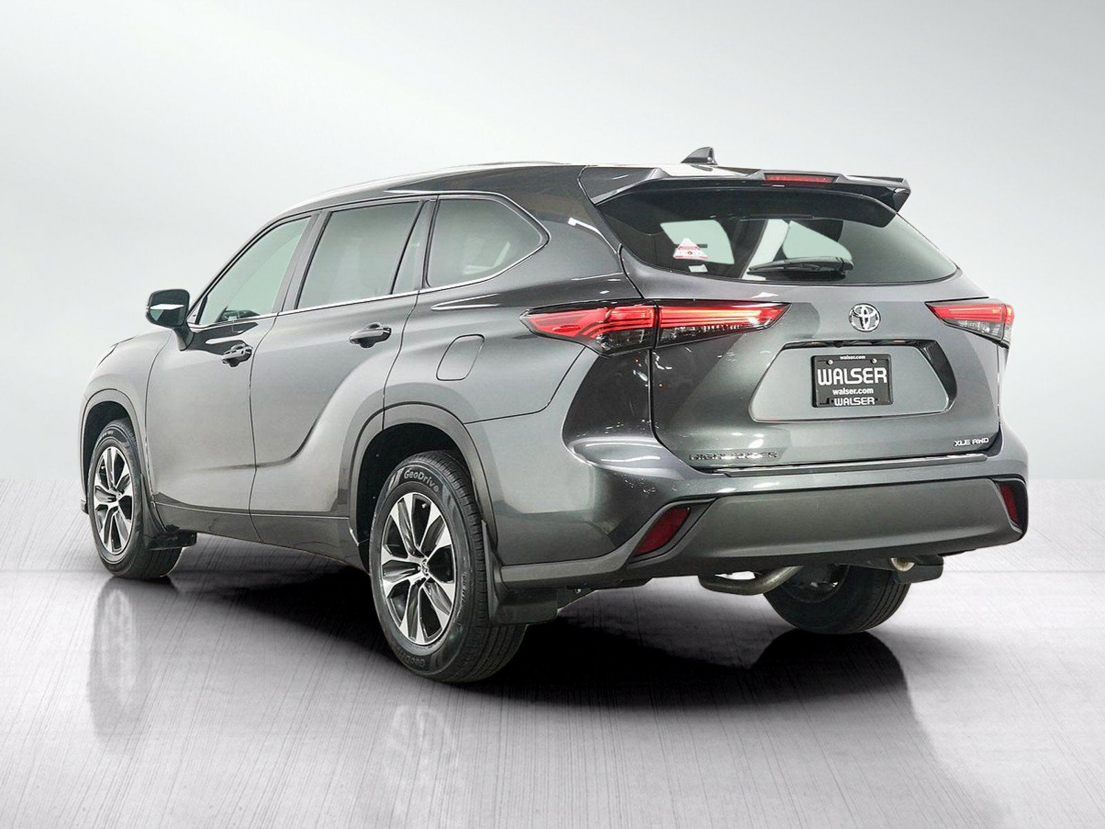 Used 2020 Toyota Highlander XLE AWD/4WD image 3