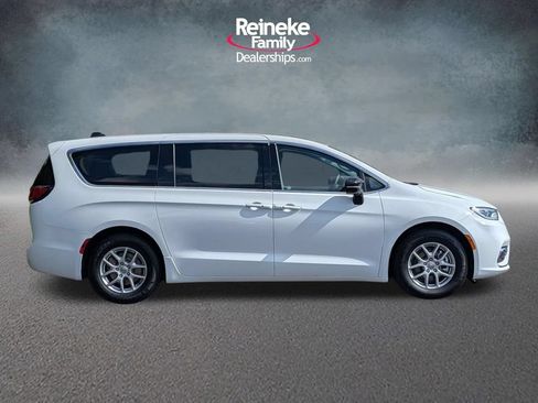Used 2024 Chrysler Pacifica Touring-L FWD image 4