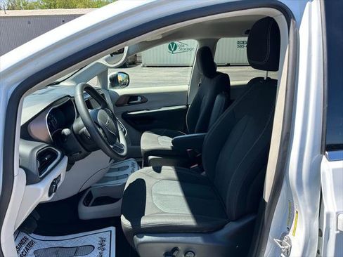 Certified 2023 Chrysler Voyager LX FWD image 21