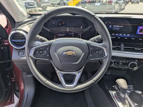 Used 2025 Chevrolet Trax LT w/ LT Convenience Package FWD image 18