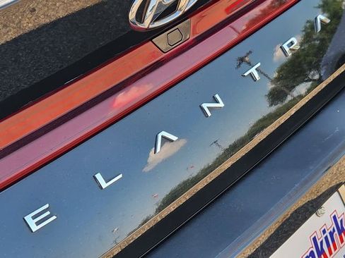 Used 2023 Hyundai Elantra SEL FWD image 9