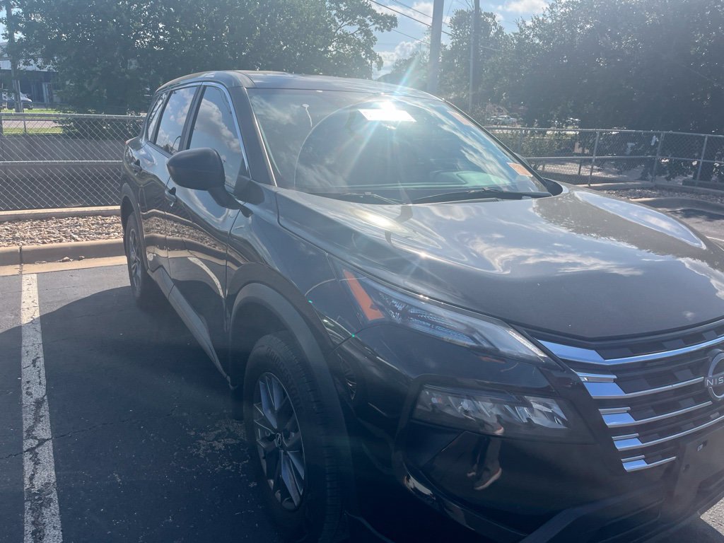 Used 2025 Nissan Rogue S FWD image 3