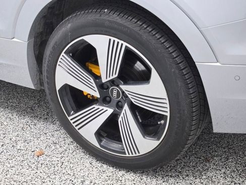 Used 2022 Audi e-tron Premium Plus w/ Premium Plus Package image 17