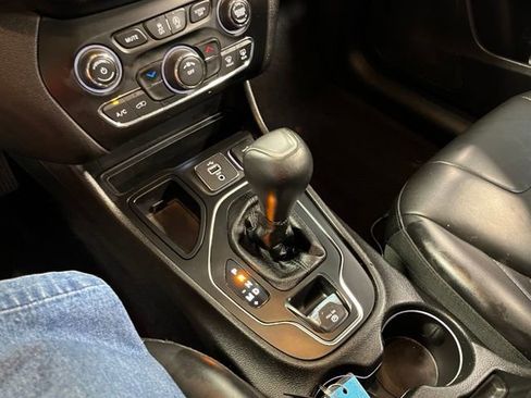 Used 2019 Jeep Cherokee Latitude Plus FWD image 29