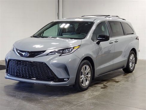Used 2023 Toyota Sienna XSE image 2