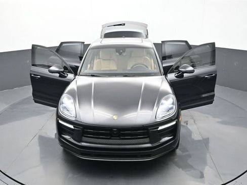 Certified 2025 Porsche Macan AWD/4WD image 32