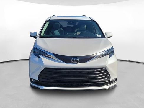New 2026 Toyota Sienna XLE FWD image 2