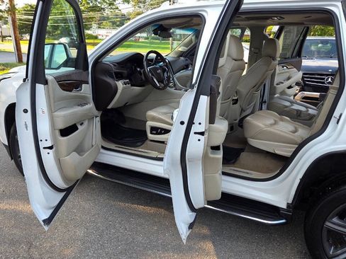 Used 2017 Cadillac Escalade Luxury AWD/4WD image 30