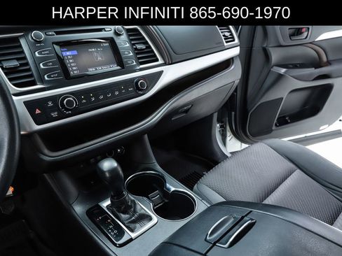 Used 2018 Toyota Highlander LE image 24
