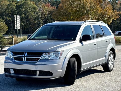 Used 2020 Dodge Journey SE w/ SE Popular Equipment Group image 3