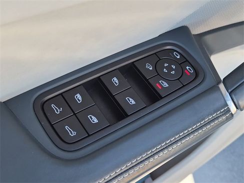 Used 2022 Porsche Cayenne Platinum Edition image 22