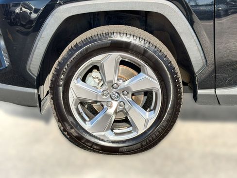 Used 2021 Toyota RAV4 XLE Premium image 12