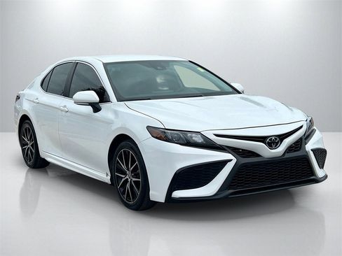 Used 2023 Toyota Camry SE image 3