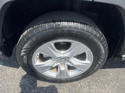 Used 2019 Toyota RAV4 XLE w/ Convenience Package FWD image 14