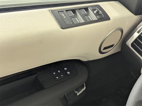 Used 2025 Land Rover Discovery S image 17