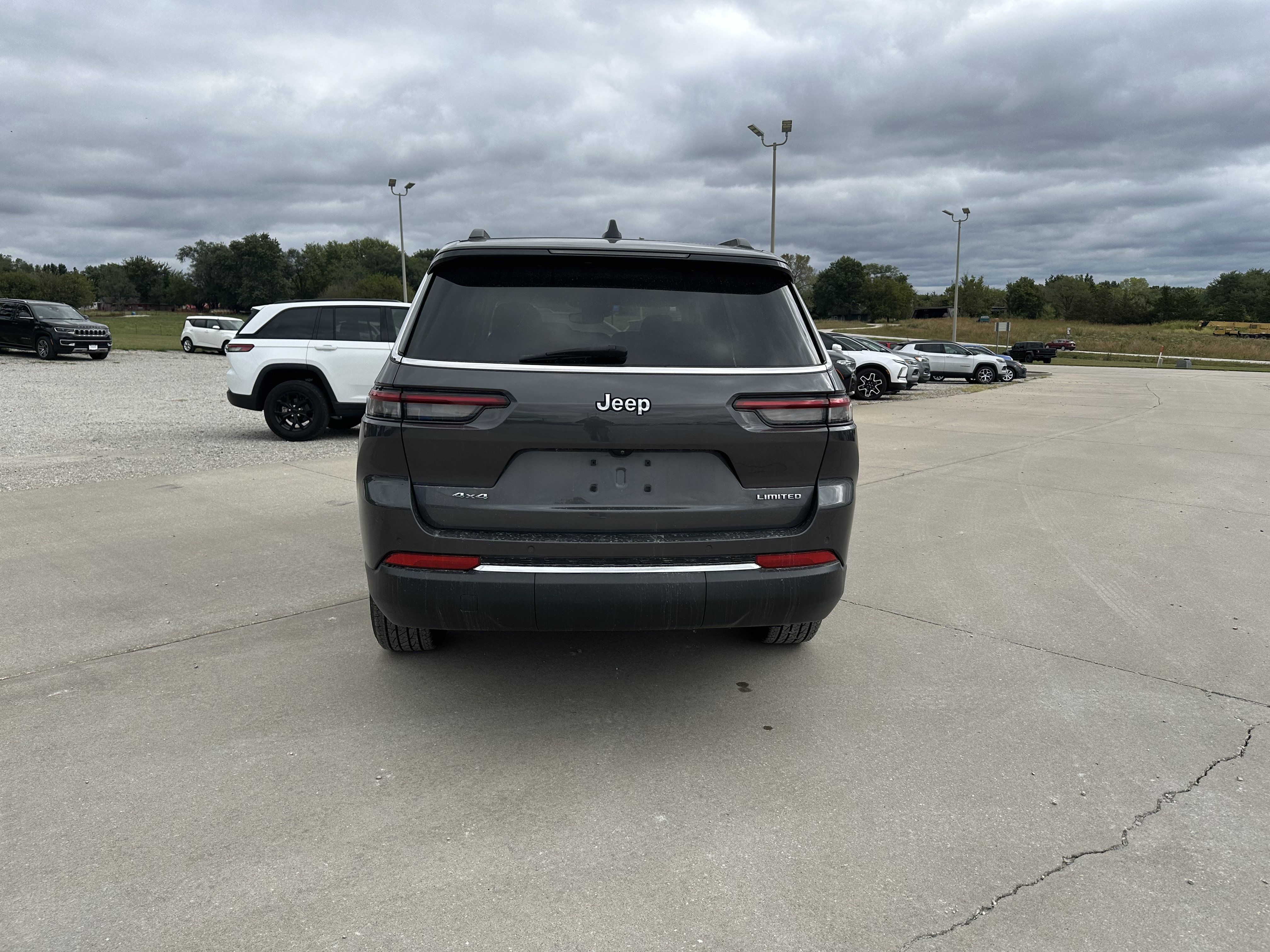 Used 2023 Jeep Grand Cherokee L Limited AWD/4WD image 6