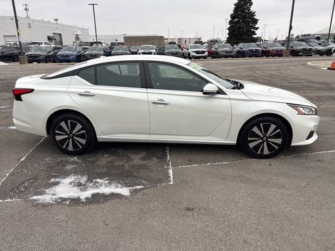 Used 2022 Nissan Altima 2.5 SV image 2
