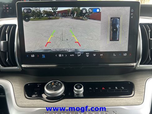 Certified 2025 Ford Expedition Platinum w/ Driver's Package AWD/4WD image 8